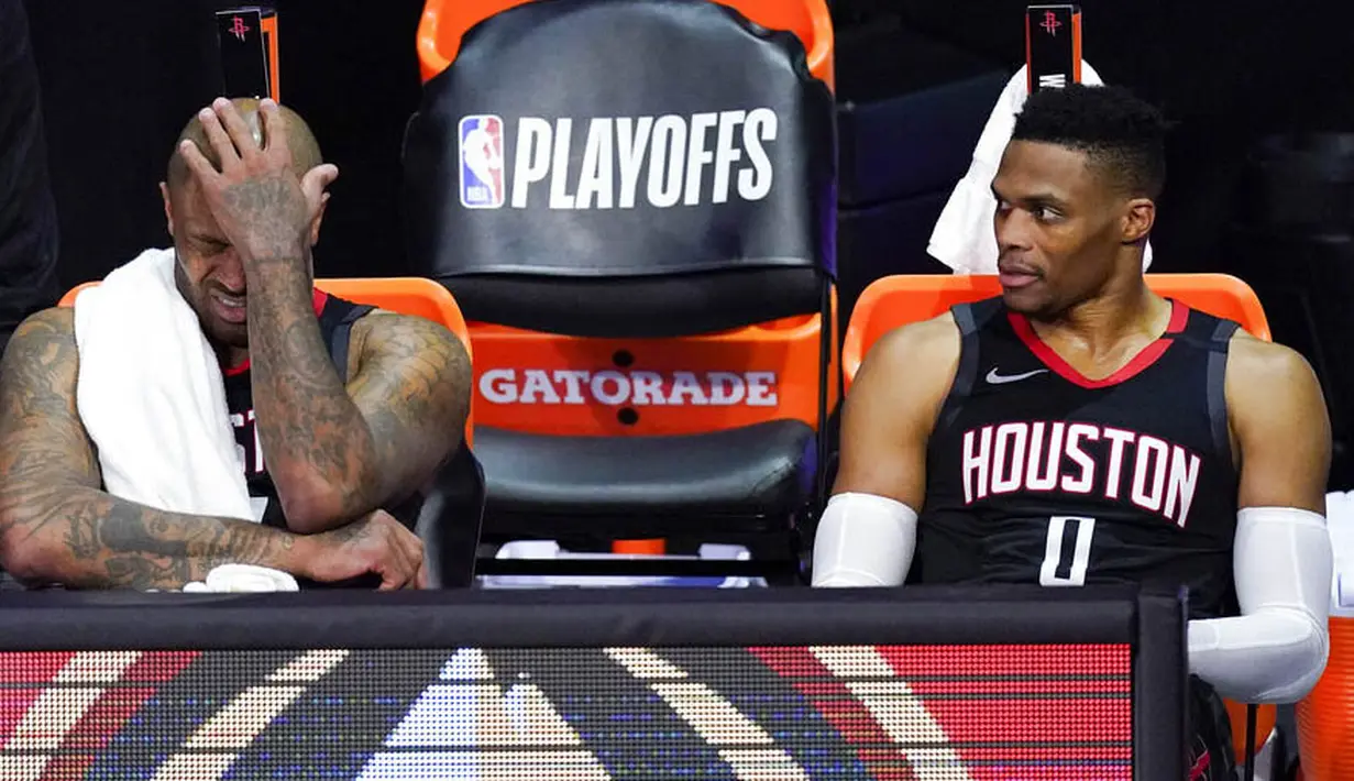 Pebasket Houston Rockets, P.J. Tucker dan Russell Westbrook, tampak kecewa usai ditaklukkan Los Angeles Lakers pada gim kelima semifinal wilayah barat, Minggu (13/9/2020). Lakers menang dengan skor 119-96. (AP Photo/Mark J. Terrill)