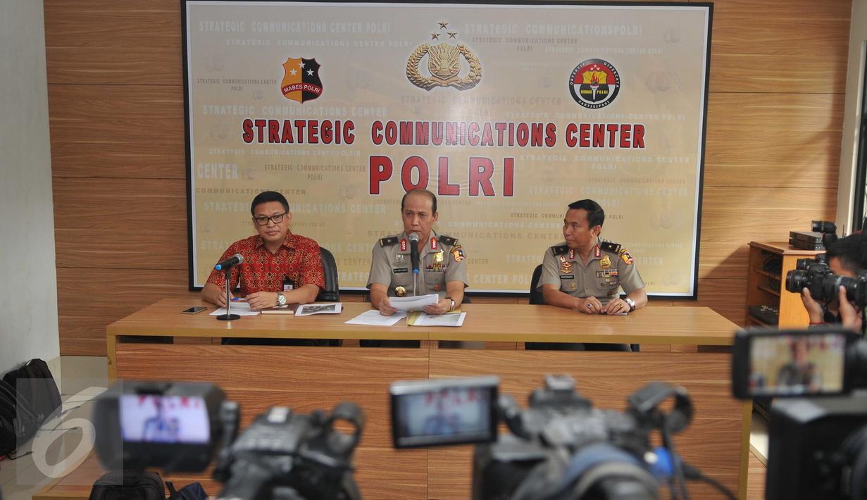 Kepala Divisi Humas Mabes Polri Brigjen Pol Boy Rafli Amar (tengah) saat rilis di Mabes Polri, Jakarta, Jumat (22/4). Hartawan Aluwi berhasil ditangkap atas kerjasama Polri dengan pihak kepolisian Singapura. (Liputan6.com/Gempur M Surya)