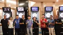 Foto bersama Ketua Dewan Pembina PORADI, Hendy Lim (tengah) dengan para atlet darts Indonesia dan Singapura dalam di acara peluncuran Darts Station di lantai F7 FX Sudirman, Senayan, Jakarta pada Sabtu (15/11/2025). (Bola.com/Abdul Aziz)
