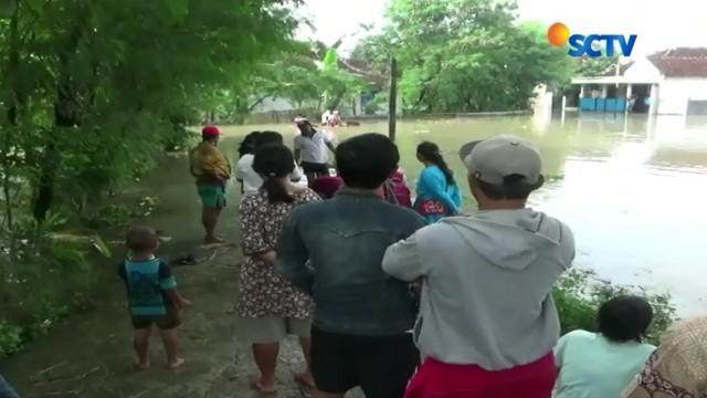 Banjir di Klaten, Jawa Tengah, semakin meluas, petugas evakuasi warga yang terisolir untuk menghindari jatuhnya korban jiwa.