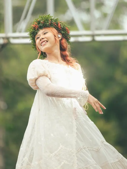 Kalung mutiara kecil, pita rambut, bandana, atau headpiece bunga kerap menjadi pelengkap gaya Nadin. Ia juga sering memakai kaus kaki renda atau sepatu Mary Jane untuk menambah kesan fairycore.  [@cakecaine].