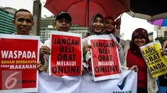 Peserta aksi membawa poster saat mengikuti kampanye Gerakan Peduli Obat dan Pangan Aman di kawasan Car Free Day Bundaran HI, Jakarta, Minggu (13/11). (Liputan6.com/Faizal Fanani)