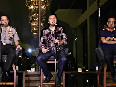 (ki-ka) Kapolda Metro Irjen Pol Tito Karnavian, Ketua SC Piala Presiden Maruarar Sirait dan CEO Mahaka Hasani Abdul Ghani memberikan keterangan pers terkait lokasi Final Piala Presiden di Jakarta, Rabu (14/10/2015). (Liputan6.com/Immanuel Antonius)