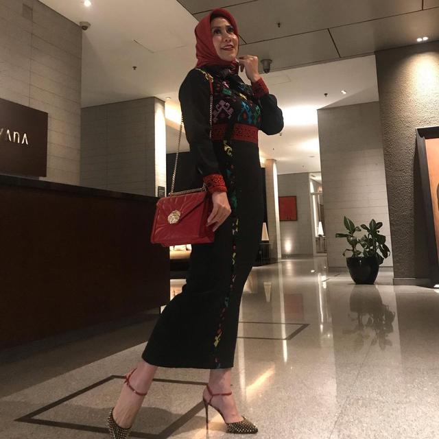 Gaya Kasual Venna Melinda Pakai Baju Bernuansa Hitam, Tampil Modis. (Sumber: Instagram/vennamelindareal)