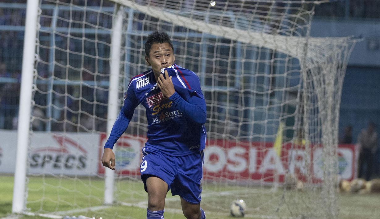 Striker Arema Cronus, Samsul Arif merayakan gol kemenangan yang dicetak olehnya saat menit ke-87 pada laga perempat final Piala Presiden 2015 melawan Bali United di Stadion Kanjuruhan, Malang, Sabtu (19/9/2015). (Bola.com/Vitalis Yogi Trisna)