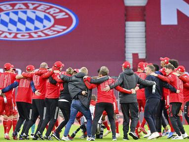 Para pemain Bayern Munchen merayakan gelar juara usai menaklukkan Moenchengladbach pada laga Liga Jerman di Allianz Arena, Sabtu (8/5/2021). Bayern Munchen menang enam gol tanpa balas. (Peter Kneffel/Pool via AP)