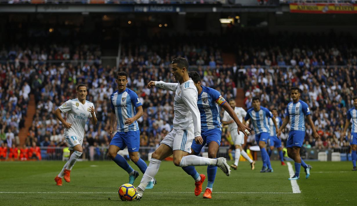 Aksi Cristiano Ronaldo saat melakukan tembakan ke gawang Malaga pada lanjutan La Liga Santander di Santiago Bernabeu stadium, Madrid, (25/11/2017). Madrid menang 3-2. (AP/Francisco Seco)