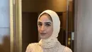 Sedangkan, Aliyah Alhabsyi mengenakan kutu baru modifikasi yang penuh dengan payet. Dengan puffy sleeve sebagai aksen di pundak. Dok. Instagram @guginugraha