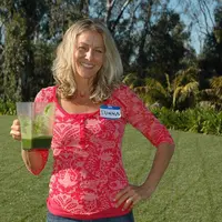 Dona Pinto memilih untuk hidup sehat dan memerangi kanker payudara tanpa kemo dan mastektomi. | via: womenshealthmag.com