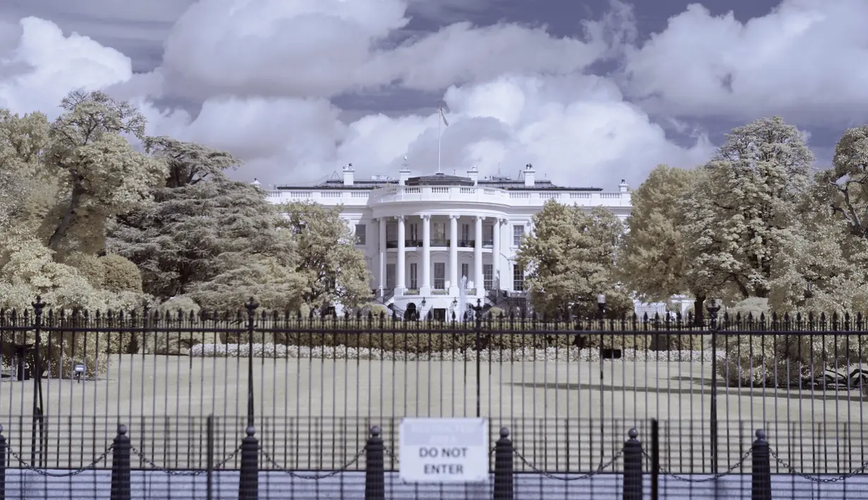 Pemandangan Gedung Putih di Washington DC (13/8). Foto ini dihasilkan dengan menggunakan kamera atau teknik Inframerah. (AFP Photo/Andrew Caballero-Renolds)