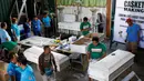Para mantan pengguna narkoba membuat peti mati di kota Olongapo, Filipina utara, (5/10). Kegiatan ini merupakan bagian dari program rehabilitasi pemerintah setempat bagi mereka yang terjerumus dalam penyalahgunaan narkoba. (REUTERS/Erik De Castro)