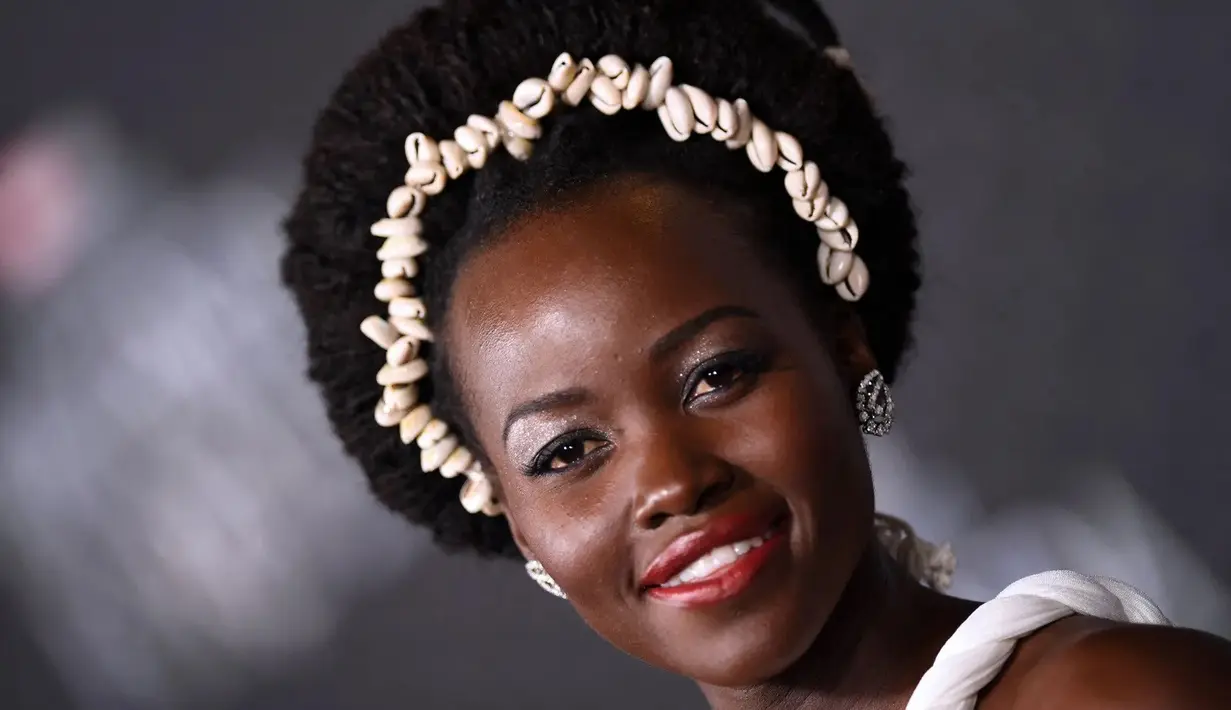 Lupita Nyong’o dengan bibir merah terakota yang cantik di red carpet. Foto: Vogue.