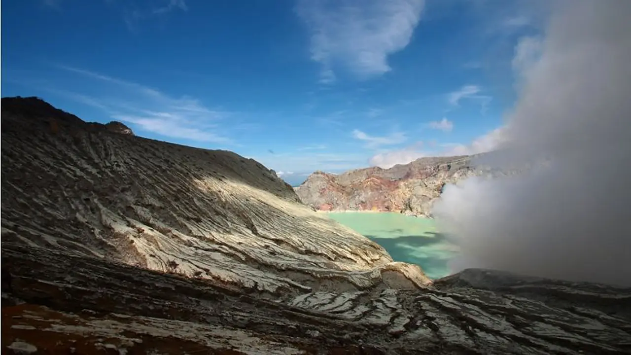 Para Pahlawan Di Antara Keindahan Alam Kawah Ijen