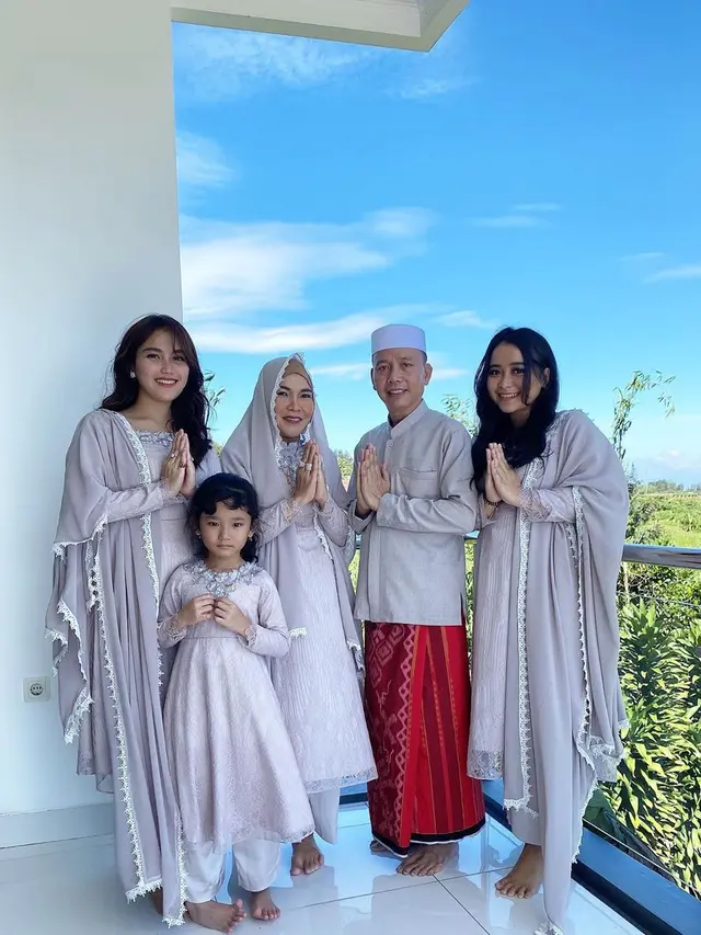 6 Potret Kebersamaan Ayu Ting Ting dan Keluarga Rayakan Lebaran di Rumah Bogor