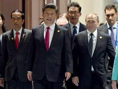 Presiden RI Joko Widodo, Presiden Prancis Francois Hollande, Presiden China Xi Jinping, Presiden Rusia Vladimir Putin, Kanselir Jerman Angela Merkel tiba untuk menghadiri upacara pembukaan KTT G20 di Hangzhou di Tiongkok, (4/9). (Setpres/Bey Machmudin)