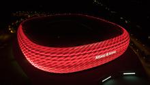 Keindahan lampu LED baru yang terpasang di Stadion Allianz-Arena, Jerman, Rabu (12/8/2015). Pemasangan lampu baru di markas klub Bayern Munchen bertujuan untuk menyambut bergulirnya Bundesliga musim 2015/2016. (EPA/Sven Hoppe)