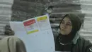 Proses penyortiran dan pelipatan surat suara Pemilu 2024 berlangsung setiap hari mulai pukul 08.00 WIB hingga 17.00 WIB. (merdeka.com/Imam Buhori)