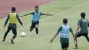 Pemain Timnas Indonesia U-22, Sani Rizki, mengontrol bola saat latihan di Stadion Madya, Jakarta, Selasa (15/1). Latihan ini merupakan persiapan jelang Piala AFF U-22. (Bola.com/Yoppy Renato)