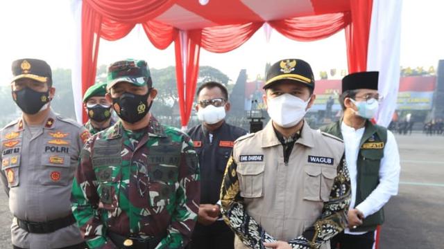 Pangdam V Brawijaya Mayjen TNI Suharyanto bersama Wagub Jatim Emil Dardak. (Dian Kurniawan/Liputan6.com)
