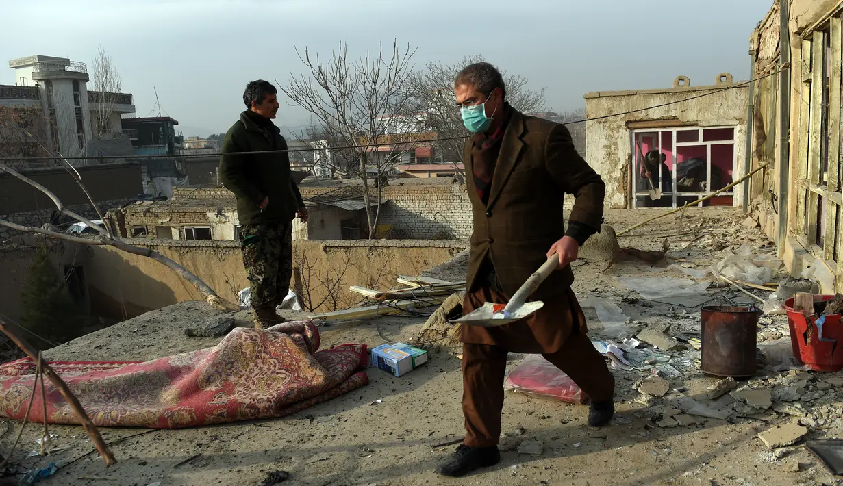 Warga saat berada di rumah mereka yang rusak di dekat lokasi sebuah bom mobil yang meledak di sebuah restoran Prancis di Kabul, Afganistan, Sabtu (2/1/2016). Akibatnya, dua orang tewas dan 15 lainnya luka-luka. (AFP PHOTO/Wakil Kohsar)