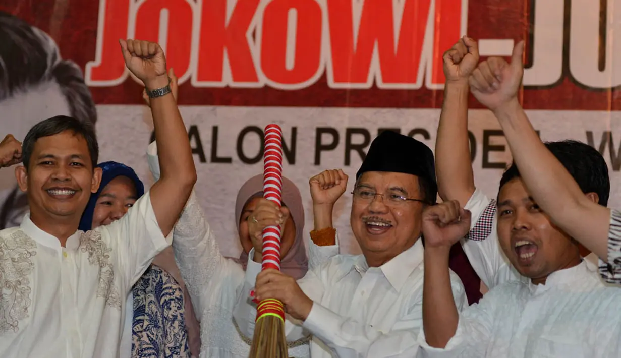 Dalam acara deklarasi Gerakan Nasional Relawan Matahari Indonesia, Jusuf Kalla dihadiahi sapu lidi oleh para pendukungnya. Jakarta, Sabtu (31/5/2014) (Liputan6.com/Andrian M Tunay)