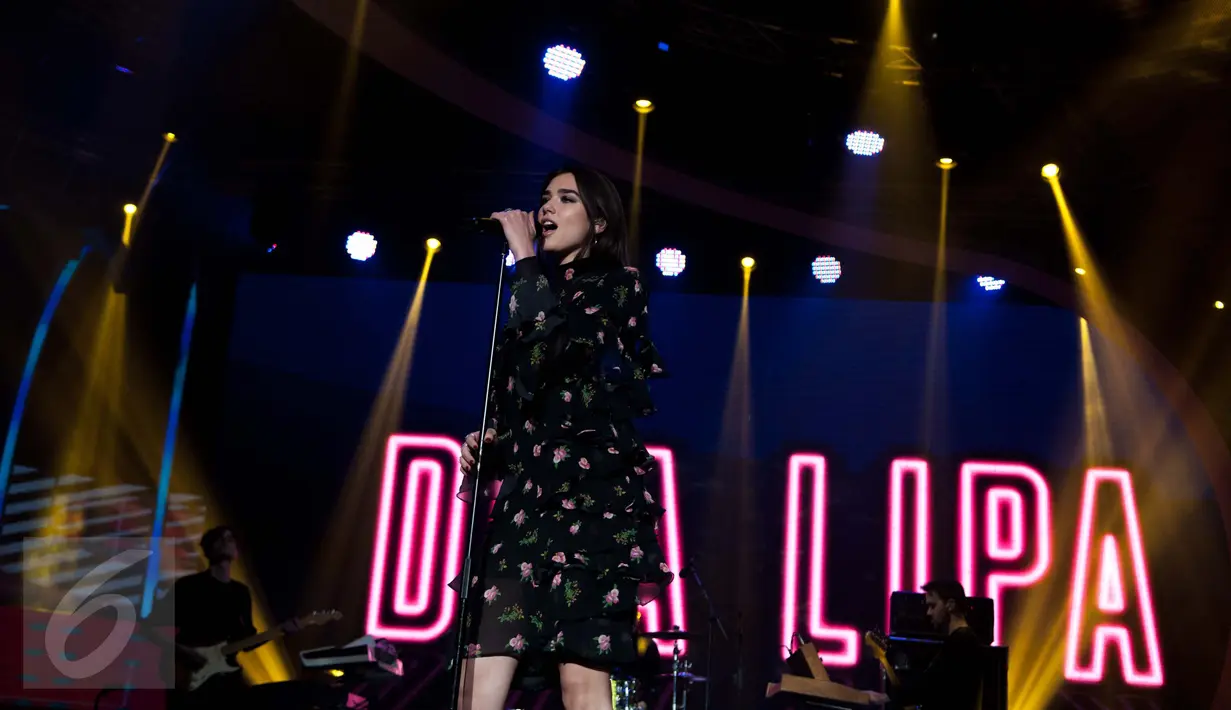 Penyanyi asal Inggris Dua Lipa saat menjadi bintang tamu acara SCTV Music Awards 2017 di Studio 6 EMTEK, Jakarta, Selasa (16/5). Dua Lipa adalah penyanyi, penulis lagu dan model berkebangsaan Inggris keturunan Albania. (Liputan6.com/Gempur M Surya)