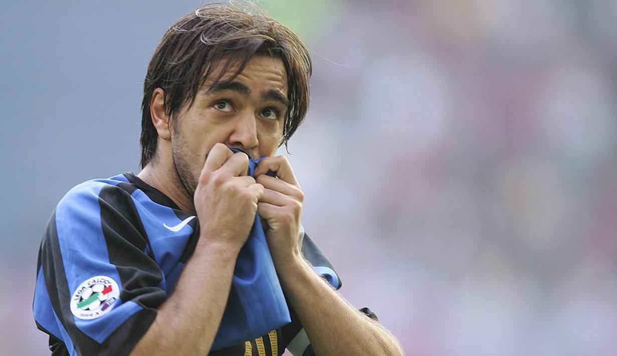 8. Alvaro Recoba (Inter Milan), gelandang serang kidal ini memiliki kemampuan yang luar biasa saat bermain bersama Nerazurri pada periode 1997-2008. Sayangnya pesepak bola Uruguay ini kerap absen akibat cedera kambuhan. (AFP/Paco Serinelli)
