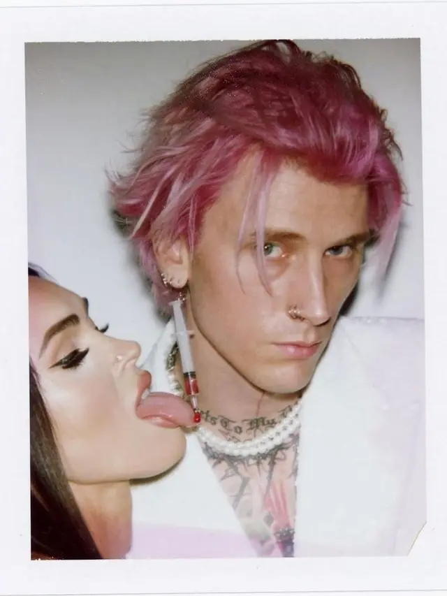 Machine Gun Kelly Pamer Anting Suntikan Berisi Cairan Mirip Darah di Premier Film