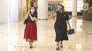 Pengunjung dengan mengenakan masker berkeliling Mall Senayan City, Jakarta, Senin (15/6/2020). Pusat perbelanjaan atau mal di Jakarta kembali dibuka pada Senin (15/6) di masa PSBB transisi dengan jumlah pengunjung masih dibatasi hanya 50 persen dari kapasitas normal. (Liputan6.com/Herman Zakharia)