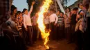 Pemuda Yahudi Ultra Ortodoks bermain api selama liburan Yahudi Lag Ba'Omer di Bnei Brak, Israel (2/5). Perayaan Lag Ba'Omer ini menandai berakhirnya musim wabah menurut kepercayaan mereka. (AP Photo / Oded Balilty)