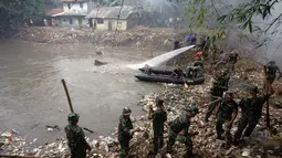 Aksi bersih-bersih Ciliwung ini untuk mengantisipasi banjir pada musim hujan saat ini. Foto diambil pada Selasa (2/12/2014). (Liputan6.com/Faizal Fanani) 