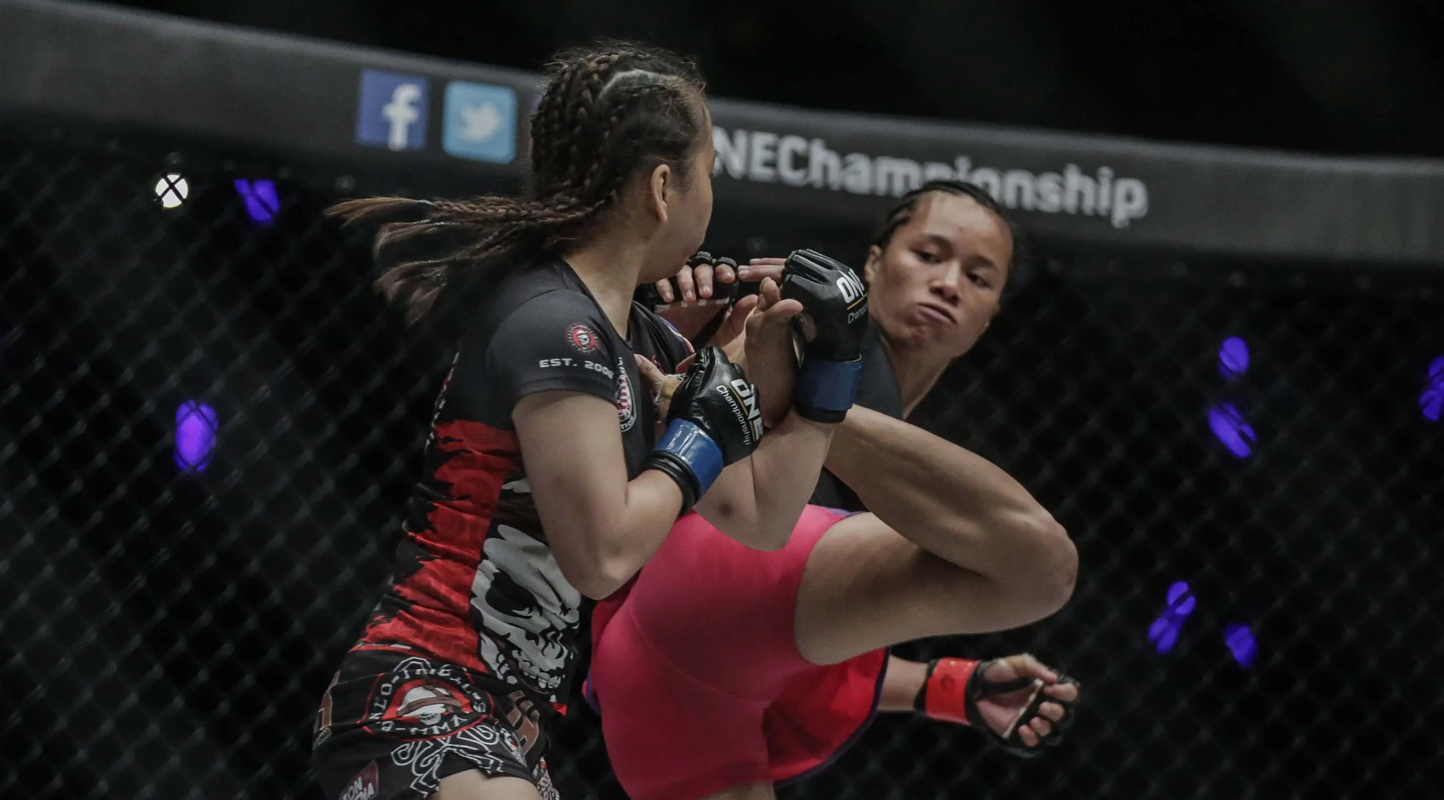 Petarung putri Indonesia Priscilla Hertati Lumban Gaol (kanan) memberikan tendanganya kepada petarung putri Malaysia  Audreylaura Boniface saat berlaga dalam One Championship di Jakarta, Sabtu (20/1). (Liputan6.com / Faizal Fanani)