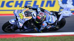 Pembalap tim BK8 Gresini Racing,  Fermin Aldeguer berlaga pada balapan MotoGP Indonesia 2025 di Sirkuit Mandalika, Lombok, pada Minggu (5/10/2025). (AFP/Sonny Tumbelaka). (AFP/Sonny Tumbelaka).