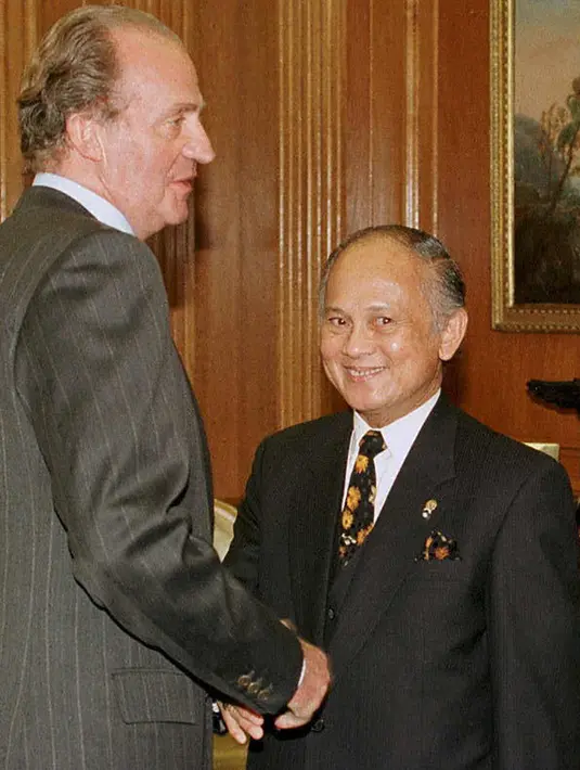 Raja Spanyol, Juan Carlos menyambut kedatangan BJ Habibie yang menjabat sebagai Menteri Negara Riset dan Teknologi (Menristek)  di Istana Zarzuela, Madrid pada 16 Januari 1997. (Photo by DOMINIQUE FAGET / AFP)