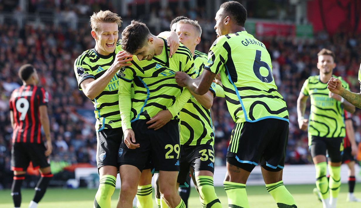Para pemain Arsenal merayakan gol yang dicetak oleh Kai Havertz ke gawang Bournemouth pada laga pekan ketujuh Premier League 2023/2024 di Vitality Stadium, Sabtu (30/9/2023). Kemenangan tersebut membawa Arsenal berada di posisi kedua klasemen Liga Inggris dengan 17 poin dari tujuh laga. (AFP/Adrian Dennis)