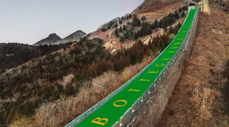 Sambut Tahun Baru Imlek, Bottega Veneta Pasang Instalasi Digital Raksasa di Tembok Besar Tiongkok