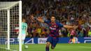 Striker Barcelona, Luis Suarez, merayakan gol yang dicetaknya ke gawang Inter Milan pada laga Liga Champions di Stadion Camp Nou, Barcelona, Rabu (2/10). Barcelona menang 2-1 atas Inter. (AFP/Lluis Gene)