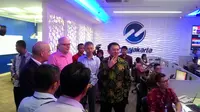 Di ruang yang penuhi layar itu, Ahok mengajak Paul untuk melihat langsung bagaimana bus-bus Transjakarta dipantau dan diatur.