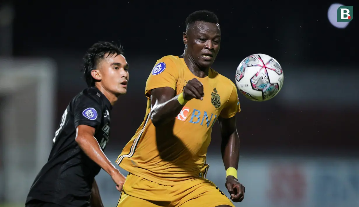 Pemain Bhayangkara FC, Ezechiel Ndouassel (kanan) berusaha melewati pemain Persib Bandung dalam laga pekan ke-7 BRI Liga 1 2021/2022 di Stadion Moch Soebroto, Magelang, Sabtu (16/10/2021). (Bola.com/Bagaskara Lazuardi)