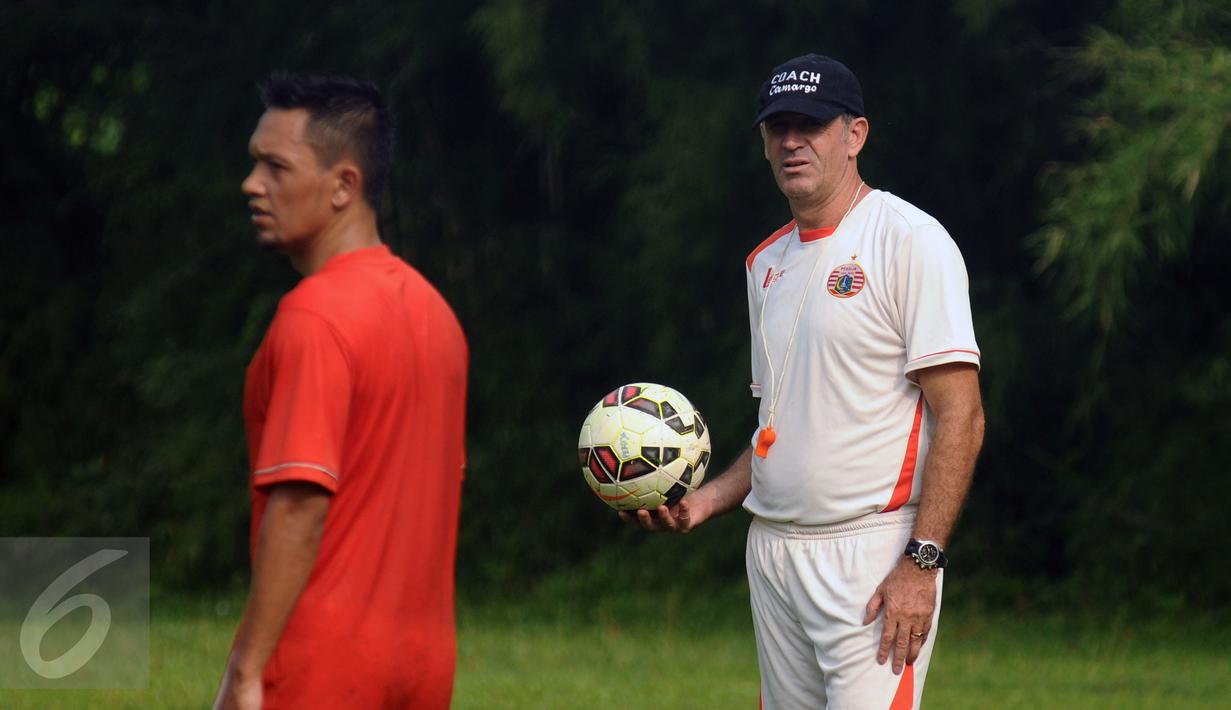 Pelatih Persija, Paulo Camargo (kanan) memberi instruksi pada Rahmad Afandi saat l;atihan di NYTC Sawangan, Depok (24/2/2016). Latihan ini persiapan Persija mengarungi turnamen Piala Bhayangkara dan ISC 2016. (Liputan6.com/Helmi Fithriansyah)