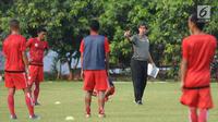 Pelatih Persija, Stefano Cugurra Teco memberikan arahan jelang latihan di Lapangan Sutasoma, Halim Perdanakusuma, Jakarta, Jumat (29/12). Latihan ini persiapan jelang laga musim kompetisi 2018. (Liputan6.com/Helmi Fithriansyah)
