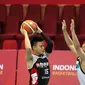 Pemain M88 Aspac Jakarta, Prastawa mencoba melewati hadangan pemain NSH Jakarta, pada laga IBL Reguler Season di Hall A Senayan, Jakarta, Minggu (10/1/2016). Aspac Jakarta menang 78-61. (Bola.com/Nicklas Hanoatubun)