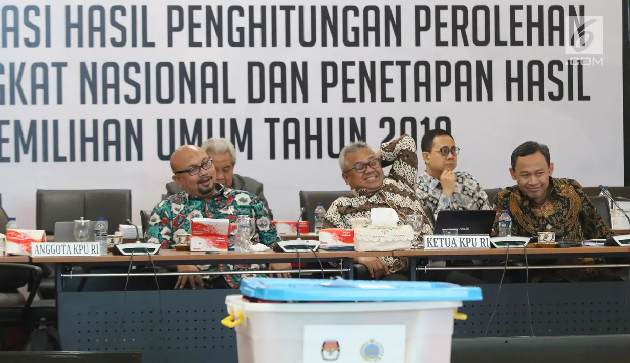 Ketua KPU RI, Arief Budiman (tengah) memimpin rapat Rekapitulasi Hasil Penghitungan Perolehan Suara Tingkat Nasional dan Penetapan Hasil Pemilihan Umum Tahun 2019, Jakarta, Minggu (5/5/2019). Rapat dihadiri partai politik, timses Capres/Cawapres dan Bawaslu. (Liputan6.com/Helmi Fithriansyah)