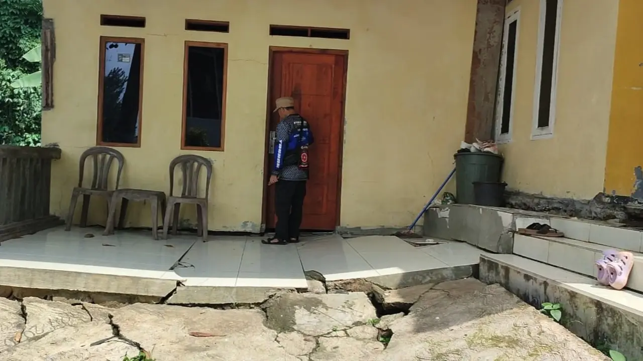 Puluhan rumah di Desa Bojong Koneng, Kecamatan Babakanmadang, Kabupaten Bogor, mengalami kerusakan akibat pergeseran tanah, yang dipicu hujan deras beberapa hari terakhir (Istimewa)
