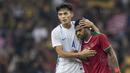Pemain Malaysia menghibur gelandang Timnas Indonesia, Yabes Roni, yang sedih karena kalah pada laga semifinal SEA Games di Stadion Shah Alam, Selangor, Sabtu (26/8/2017). Indonesia kalah 0-1 dari Malaysia. (Bola.com/Vitalis Yogi Trisna)