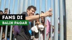 Berita video empat pemain Timnas Indonesia U-19 menemui fans yang tertahan di balik pagar stadion Wibawa Mukti, Cikarang, Sabtu (7/10/2017).