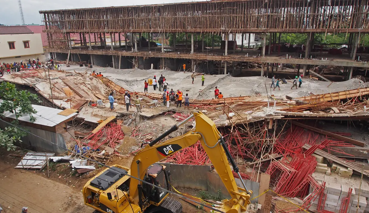 Ambruknya bangunan proyek ruko tiga lantai itu diduga akibat kesalahan pondasi dan mengakibatkan tertimbunnya puluhan pekerja konstruksi di bawahnya, (3/6/2014). (ANTARA FOTO/Rio Ferdinanto)