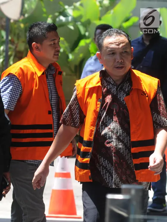 Bupati Halmahera Timur nonaktif Rudi Erawan (kanan) tiba di Gedung KPK, Jakarta, Kamis (15/3). Rudi diperiksa sebagai tersangka kasus suap senilai Rp 6,3 M proyek Kementerian PUPR Tahun 2016. (Merdeka.com/Dwi Narwoko)