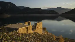 Desa itu tenggelam pada akhir tahun 1970-an ketika sebuah bendungan dibangun untuk membuat waduk 124 mil (200 kilometer) di sebelah barat Athena. (Angelos TZORTZINIS / AFP)