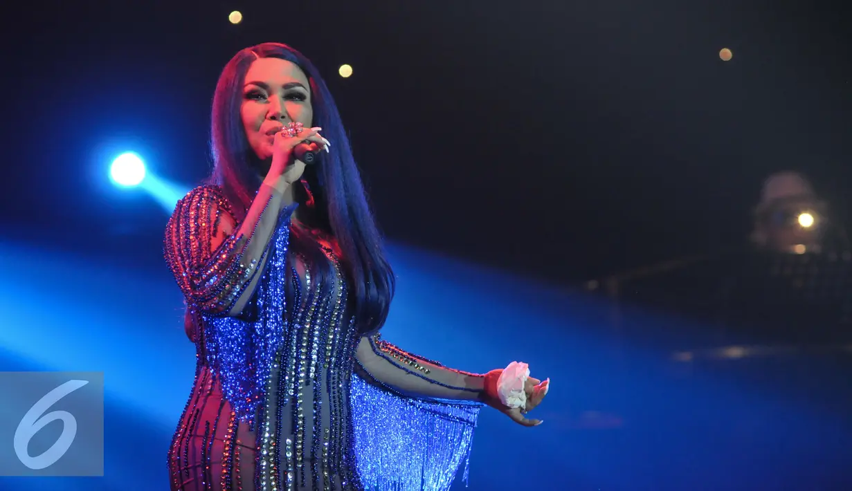 Titi DJ tampil saat konser 3 Diva di Balai Sarbini, Jakarta, Jumat (17/9). 3 Diva gelar konser bertajuk 'Live Exclusive Concert 3 Diva' di tiga kota. (Liputan6.com/Yoppy Renato)